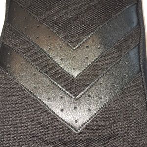isotoner Accessories - NWT Mens Black Isotoner Chevron Gloves 🧤Size LG isotoner Accessories - NWT Mens Black Isotoner Chevron Gloves 🧤Size LG